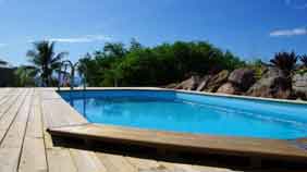 Bungalows à louer avec une piscine pour des vacances en famille les pieds dans l'eau