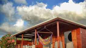 Les hébergements en villa sont souvent construite en bois rouge pour un confort sublimé